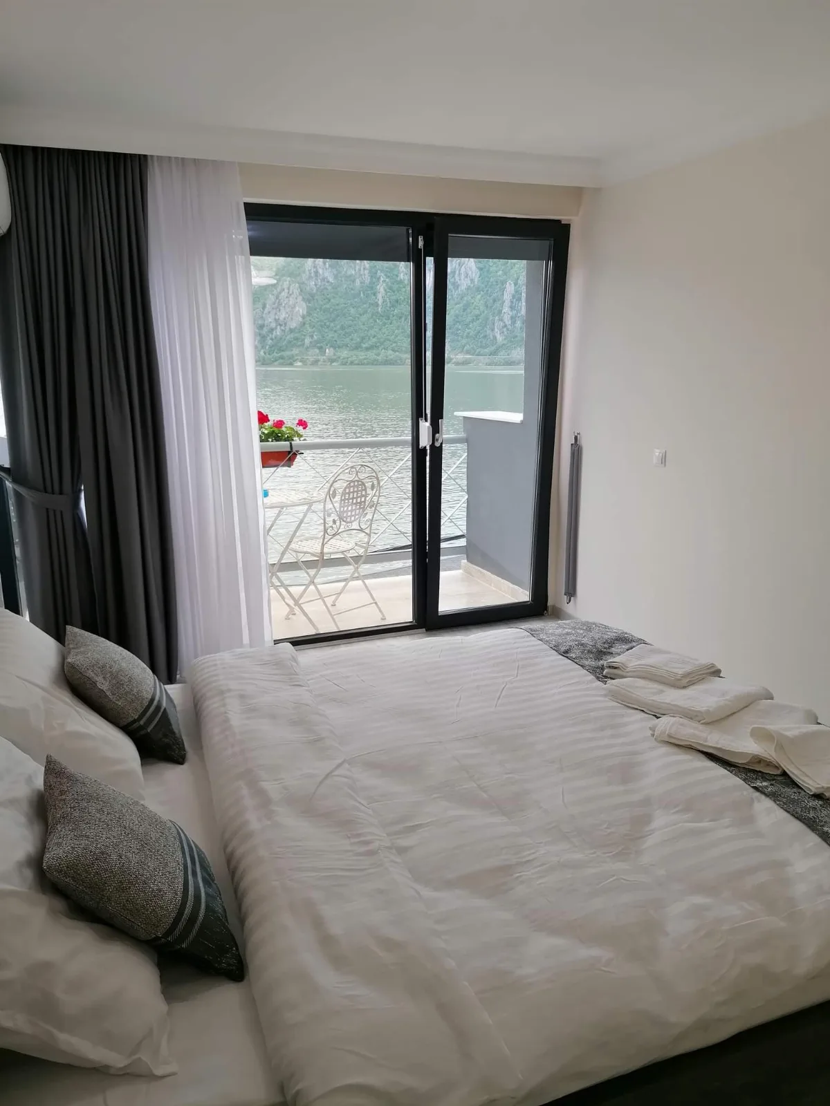 Camera nr. 6 - etaj 2 — Casa Edy, Dubova, Mehedinți