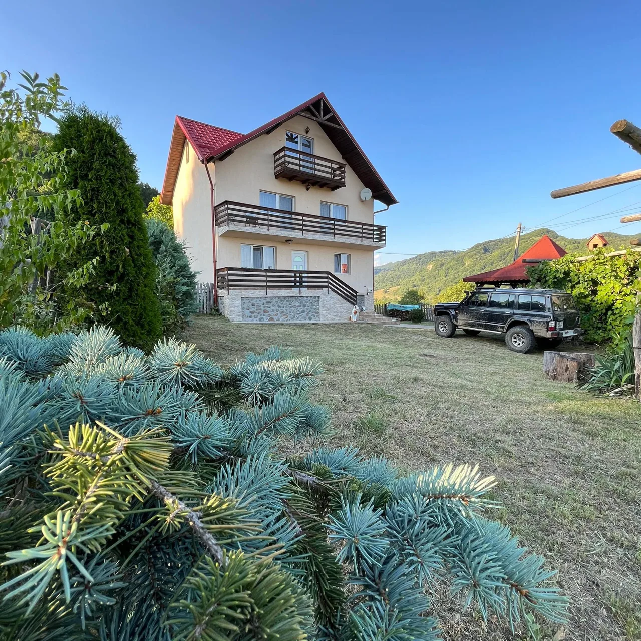 Casa Sus În Deal