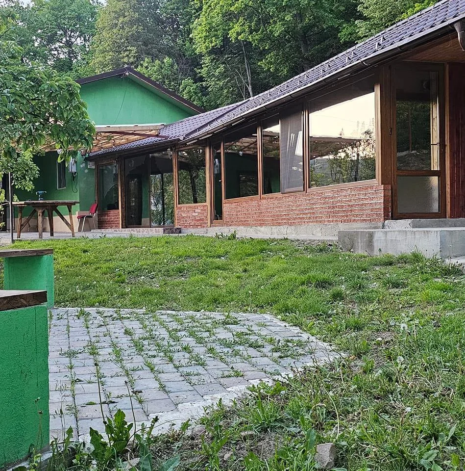 Căsuța de sub pădure