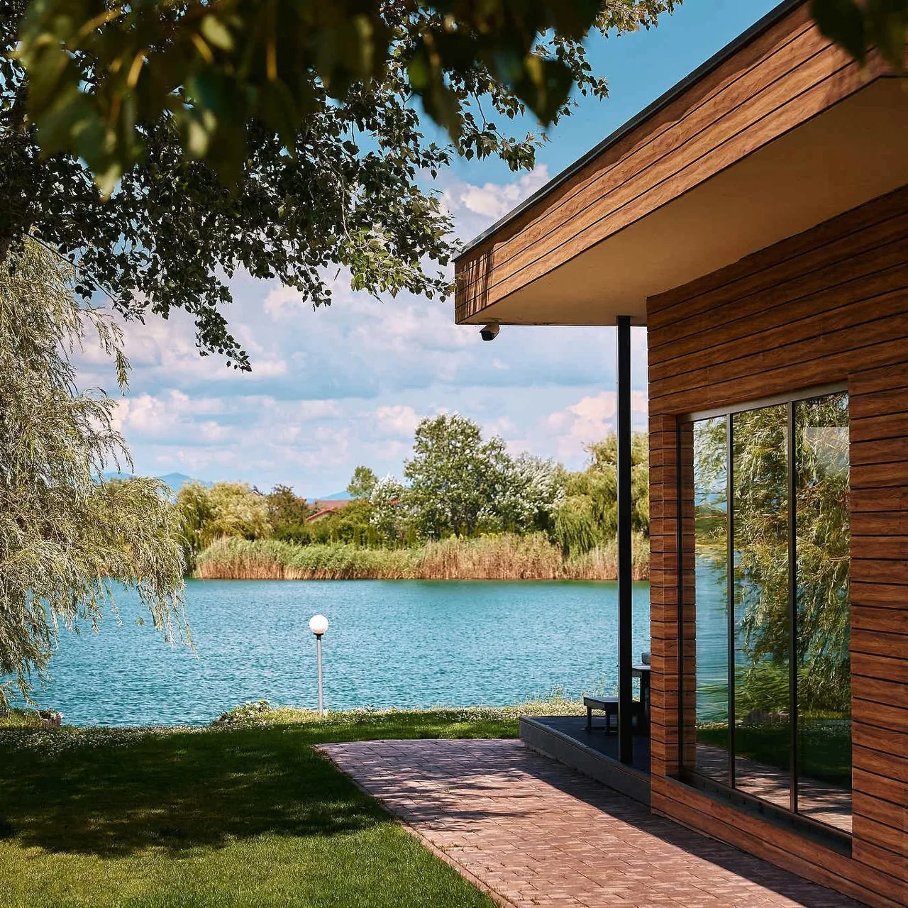 Lake House Apa