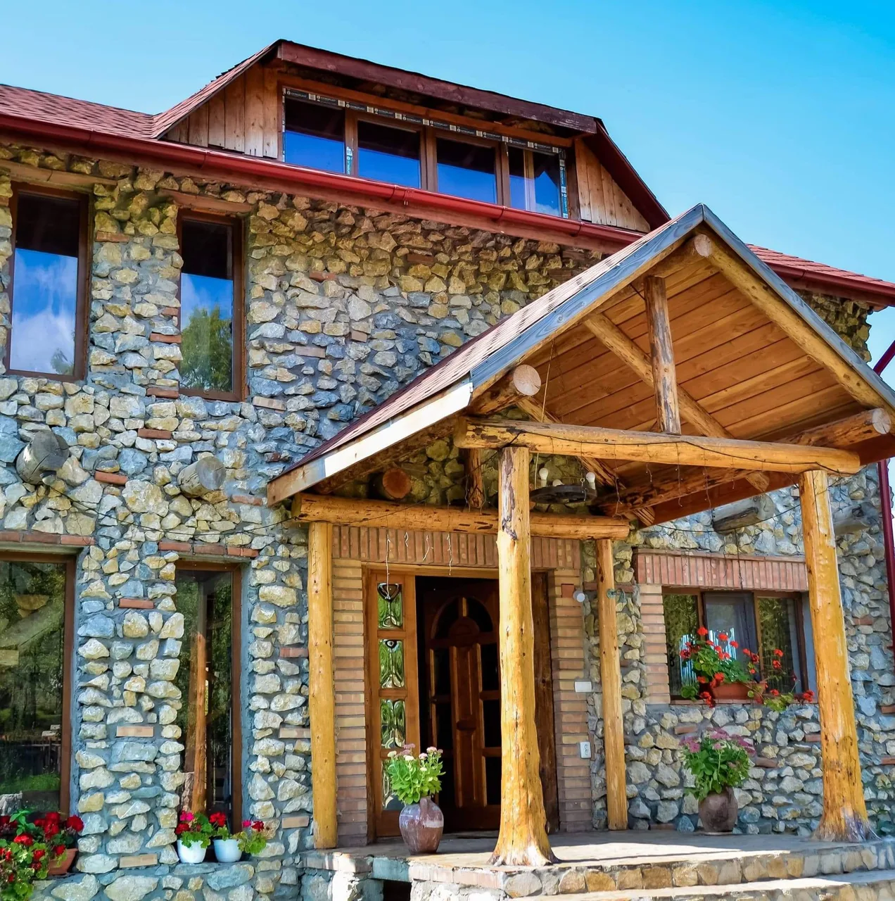 Casa din piatra Poiana
